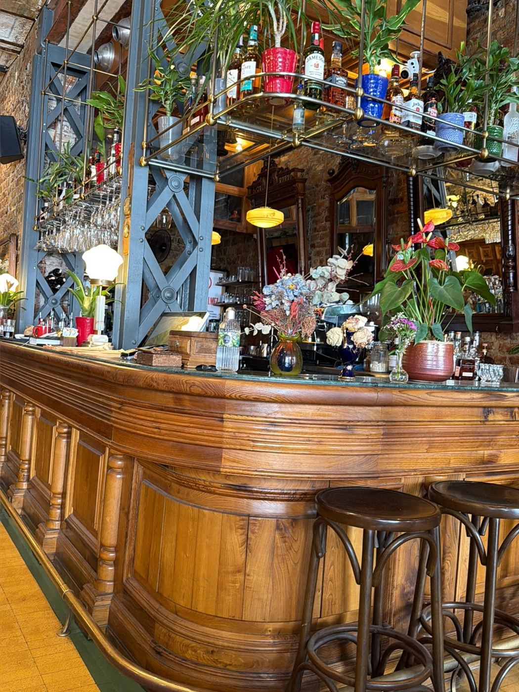 Ahşap bar ve şişe rafları