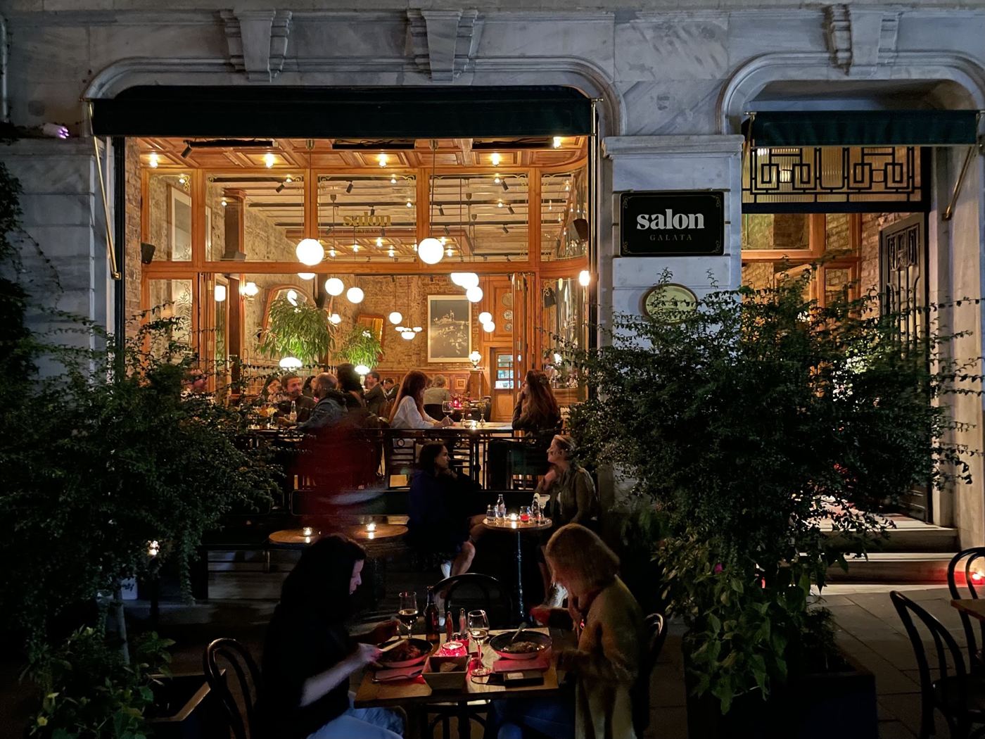 Salon Galata'nın Bankalar Caddesi'ndeki cephesi, akşam
