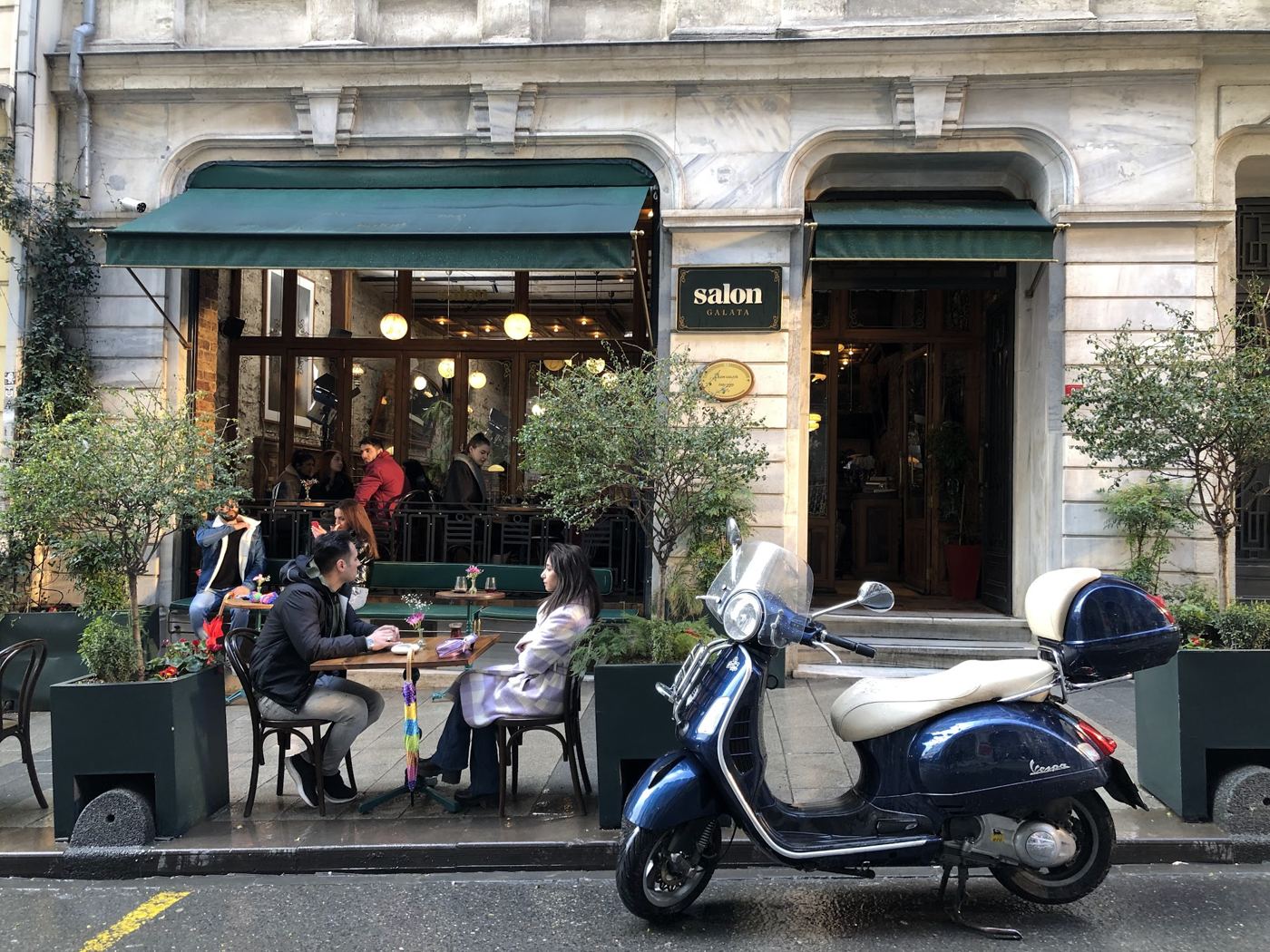 Salon Galata'nın gündüz cephesi