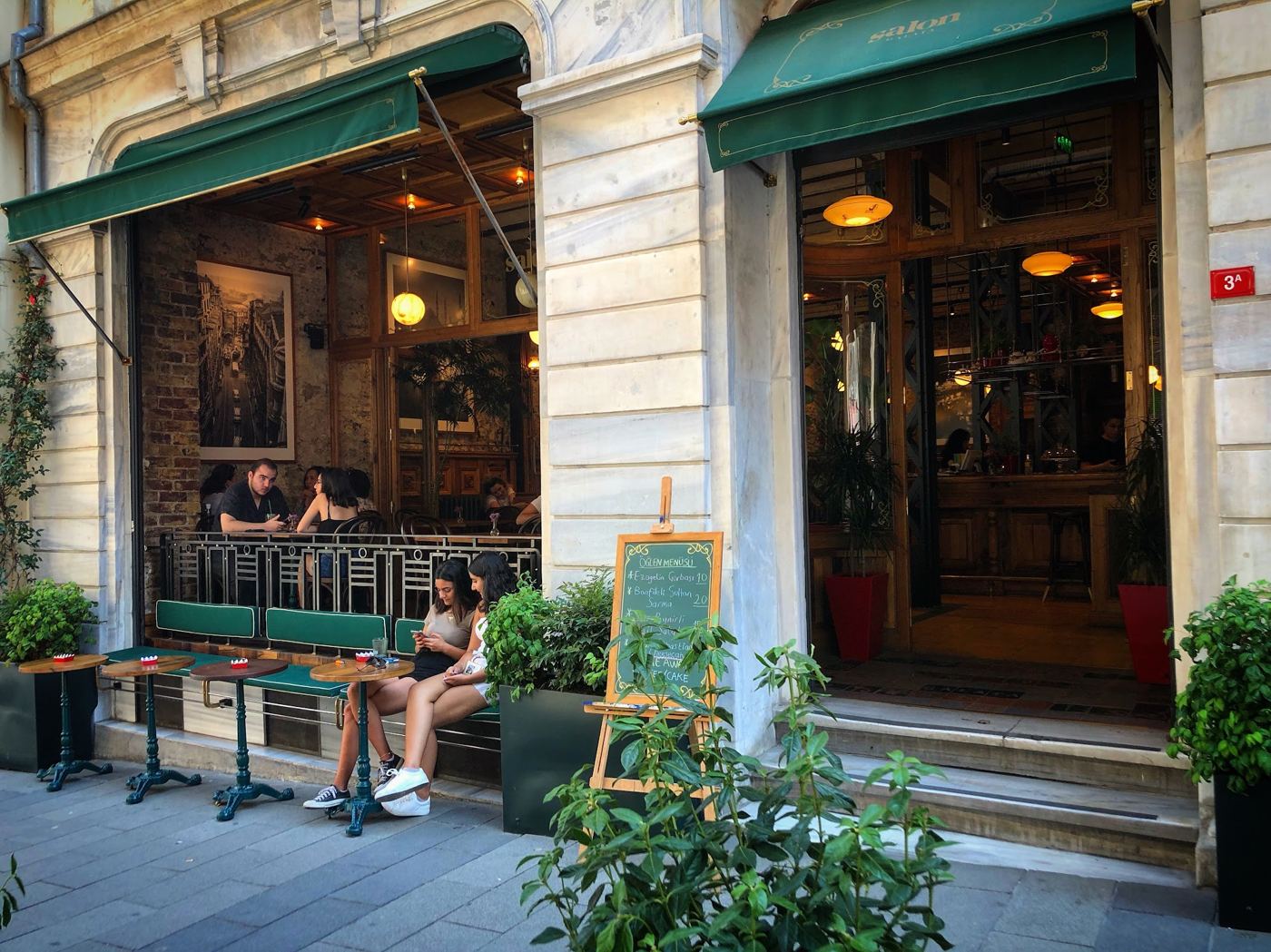 Salon Galata'nın girişi ve terası