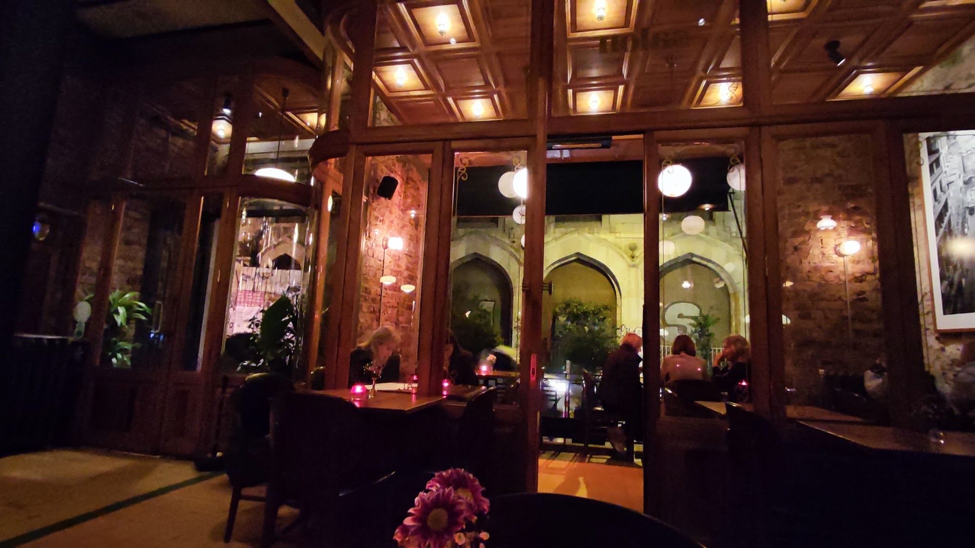 Salon Galata'nın akşam ışığında salonu