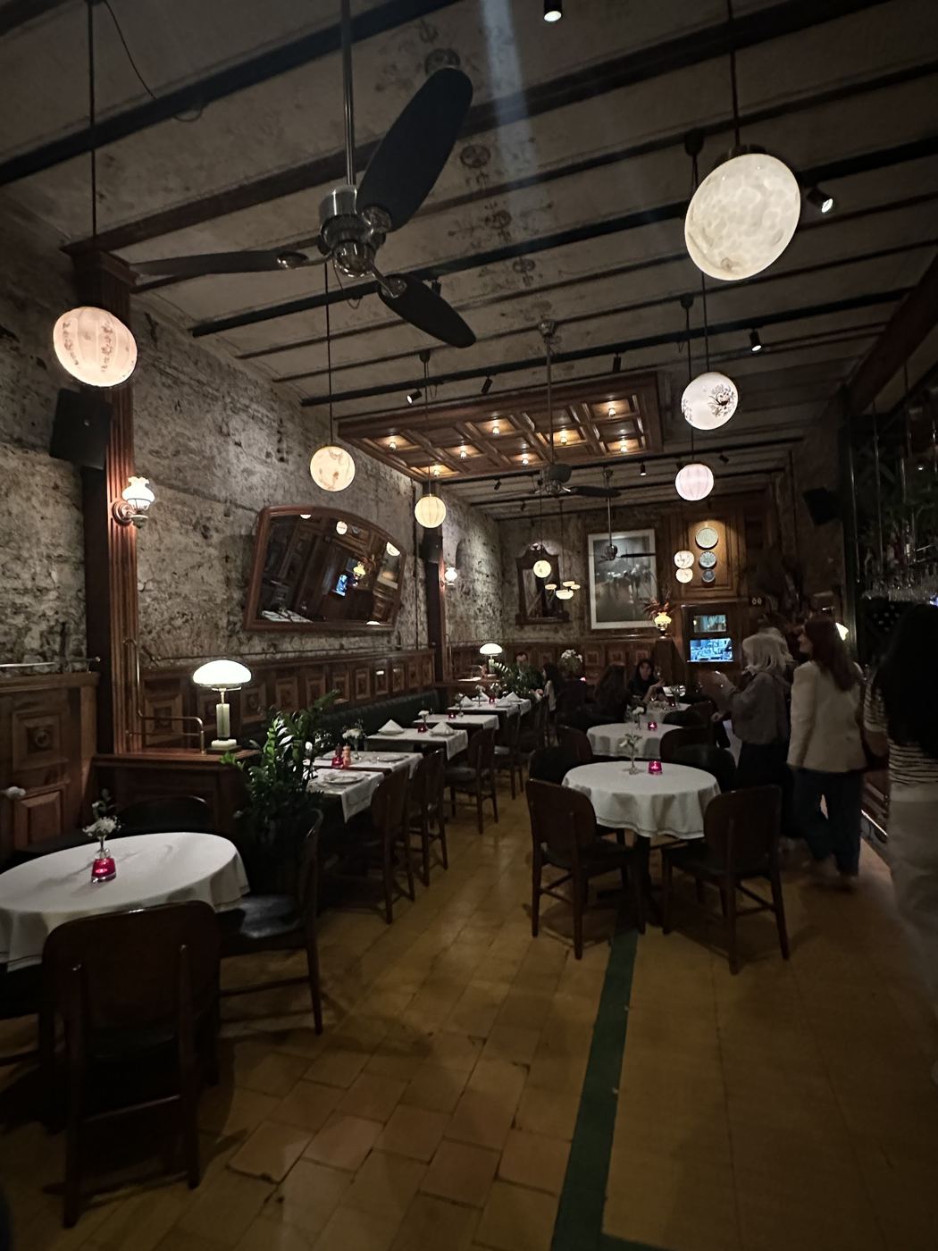 Taş duvarlı salon ve cam küre lambalar