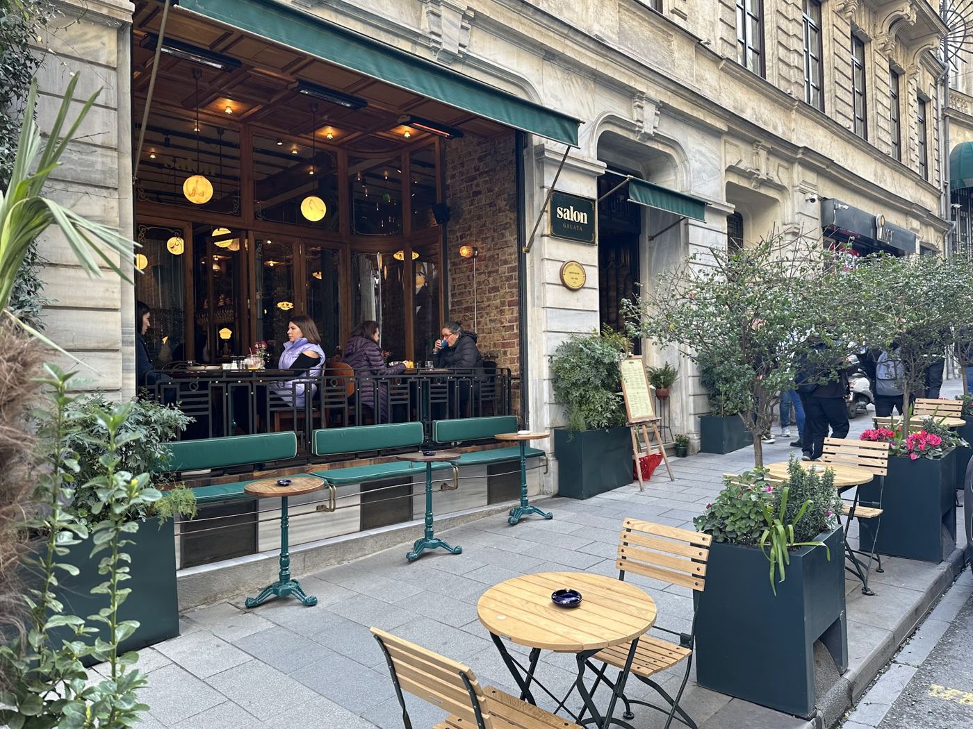 Bankalar Caddesi'ndeki teras
